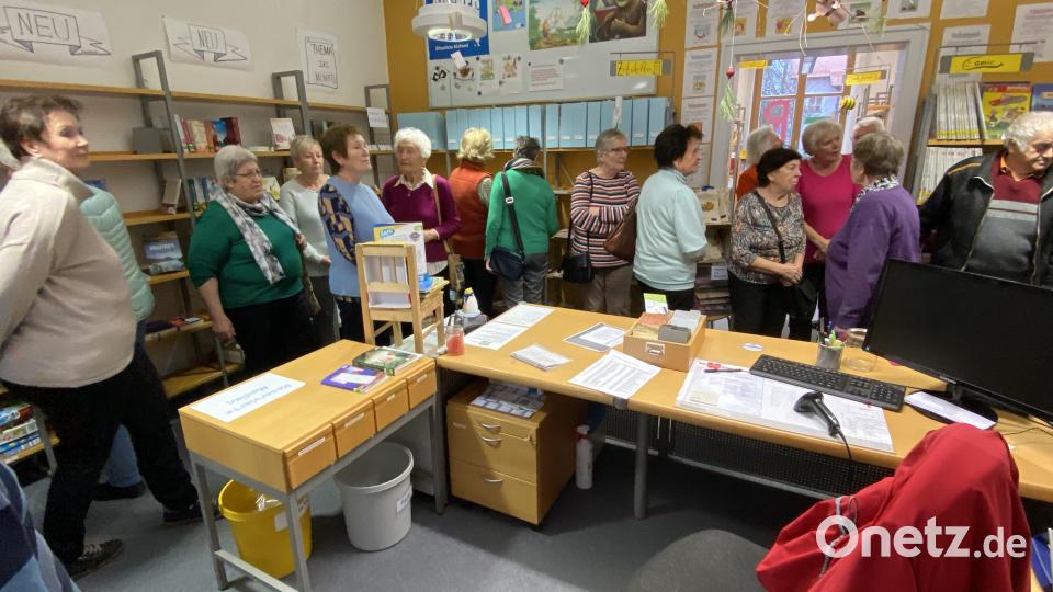 Die Senioren erkunden die Büchereiräume. Bild: Josef Glas