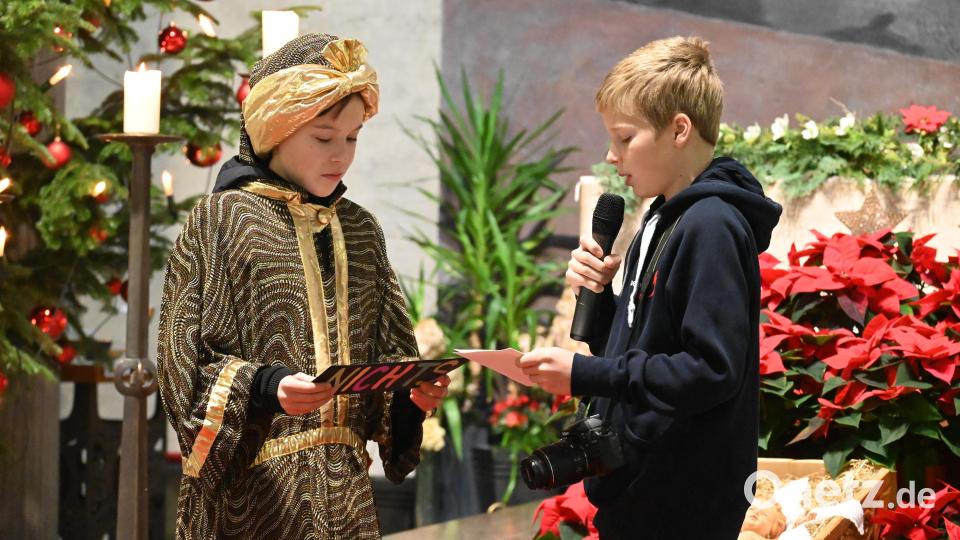 Sternsinger Maximilian Wirth (links) überreicht ein Schild mit der Aufschrift &quot;Nichts&quot; an Reporter Hannes Forster als Geschenk für das hochheilige Paar. Bild: kki