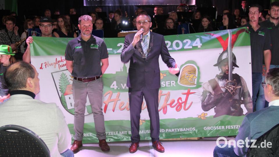 Bürgermeister Markus Bauriedl (rechts) und Festleiter Tobias Kirner kündigen am Beginn des Neujahrskonzerts das Heimatfest 2024 an. Bild: pi