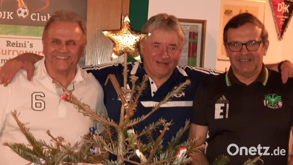 Tolle Aktion und ein gutes Team: Von links – Robert Weiß und Peter Haller die wortgewaltigen
Versteigerer. Rechts – DJK-Vorsitzender Stefan Badura. Bild: oe