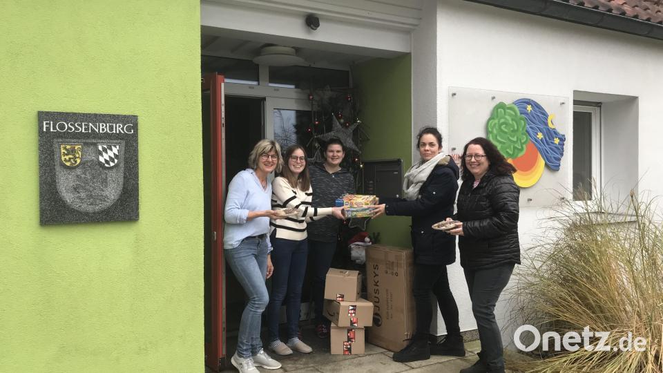 Die beiden AWO-Vorsitzenden Andrea Egner (rechts) und Pamela Wünsche haben die Geschenke übergeben. Für den Kindergarten bedankten sich Manuela Landgraf (links), Franziska Beer und Julia Eismann. Bild: Kindergarten/exb