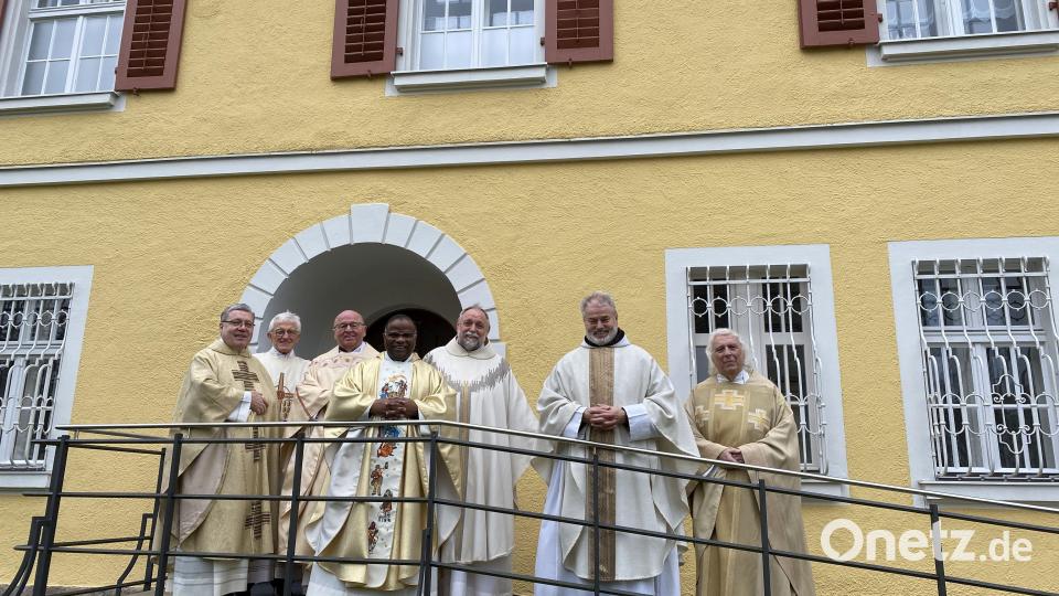 Die Priester mit Pfarrer Moses Gudapati (Vierter von links). Links Festprediger Manfred Strigl. Bild: gri