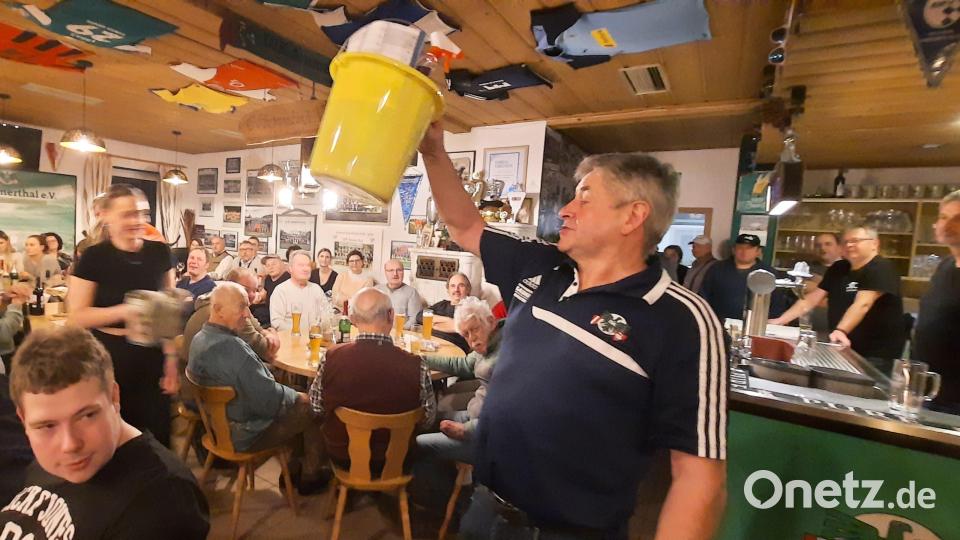 Die mit vielen Überraschungen gefüllten Eimer, die Peter Haller versteigert, gehen flott weg. Bild: oe