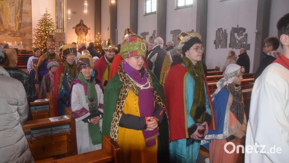 Nach dem Gottesdienst ziehen die Sternsinger von der Kirche aus in die Häuser Bild: fz