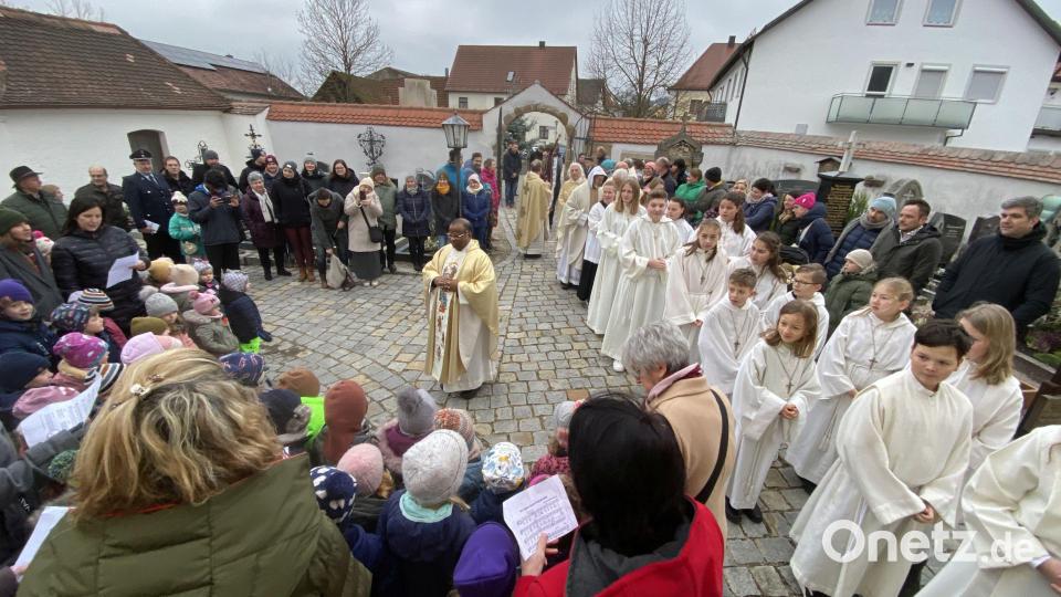 Vor der Kirche begrüßten die Kindergartenkinder aus Wutschdorf und Lintach den Pfarrer. Bild: gri