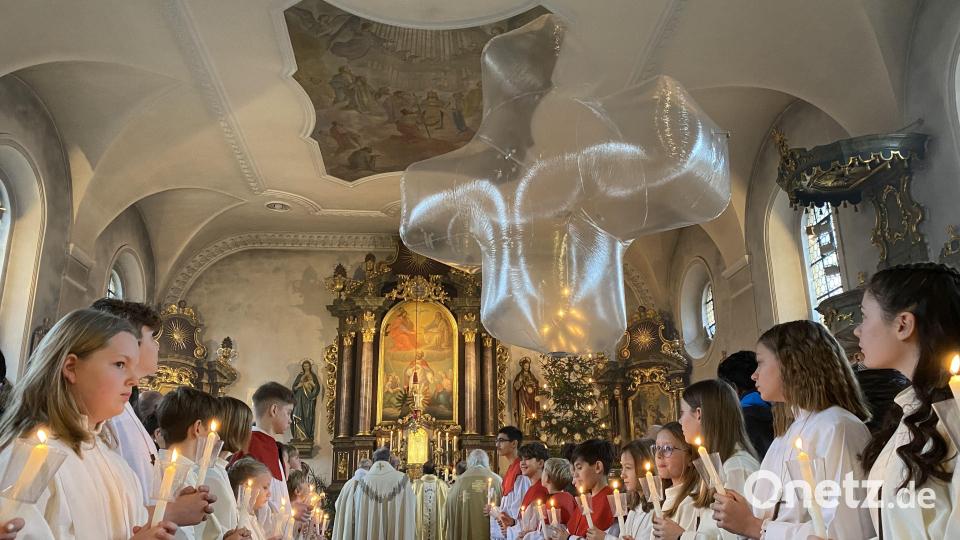 Das Luftkreuz in der Kirche und die Ministranten stehen Spalier: In Wutschdorf feiert Pfarrer Moses Gudapati sein 25-jähriges Priesterjubiläum. Bild: gri