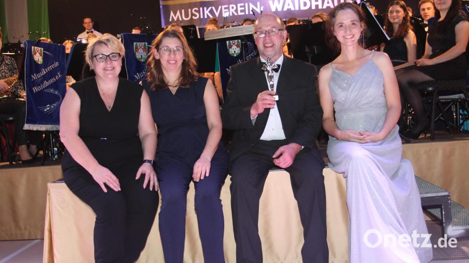 &quot;And the Oscar goes to Hermann Mack&quot;. Die Trophäe präsentiert der musikalische Leiter gemeinsam mit den Co-Dirigentinnen Kornelia Kraus und Gerlinde Gläser und Moderatorin Andrea Herbert (von links). Bild: pi