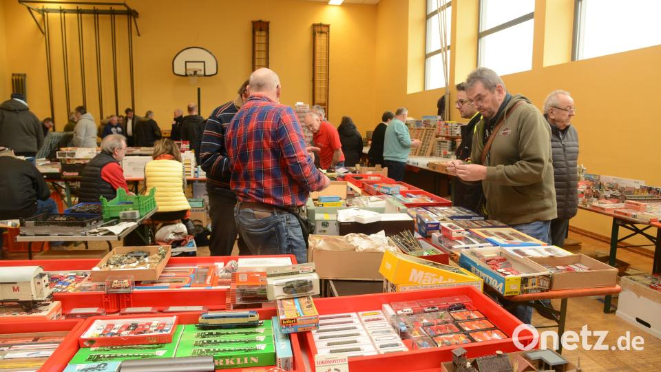 Expertern in Sachen Modellbahnbau unter sich. Die Modellbahnbörse der Modellbahnfreunde Windischeschenbach und Umgebung hat auf die Hobbymodellbauer eine magische Anziehungskraft. Bild: bey