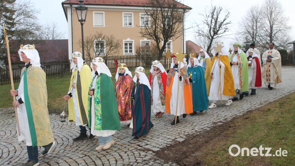 Die Sternsinger ziehen zur Pfarrkirche. Bild: pi