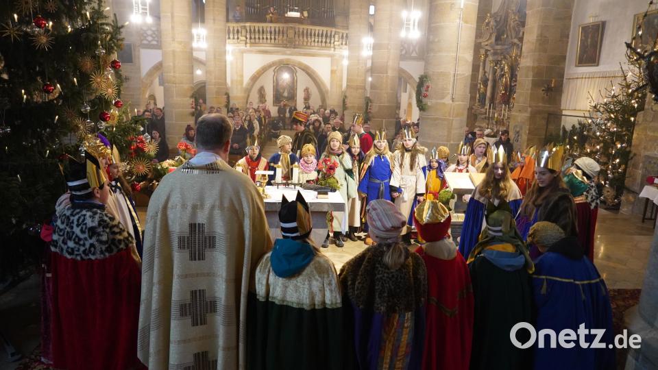 Stadtpfarrer Thomas Kraus (vorne) freute sich über „quirlige Gruppen“ bei der diesjährigen Sternsingeraktion Bild: Pfarrei Kemnath/exb