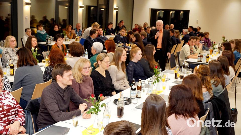 Die stattliche Zahl von rund 150 Bürger durfte Bürgermeister Günter Kopp (stehend) zum Neujahrsempfang im Bürgersaal begrüßen. Bild: bkr