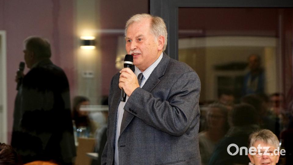 Zweiter Bürgermeister Albert Sollfrank dankte dem Gemeindeoberhaupt für seinen großen Arbeitseifer. Selbst konnte er als Ingenieur in Sachen Bauwesen die Gemeinde vor vielen bösen Überraschungen bewahren. Bild: bkr