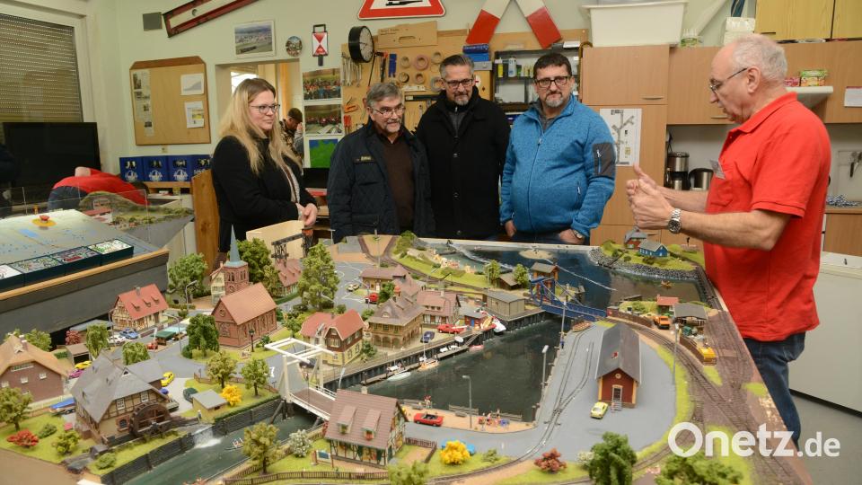Heinrich Bergler, Vorsitzender der Modellbahnfreunde Windischeschenbach und Umgebung, gibt den Besuchern einen Einblick in die neuen Module der neuen Vereinsanlage, die bis November 2024 fertig sein soll und auch eine Tunnelbohrmaschine im Maßstab 1:87 zeigen wird. Bild: bey