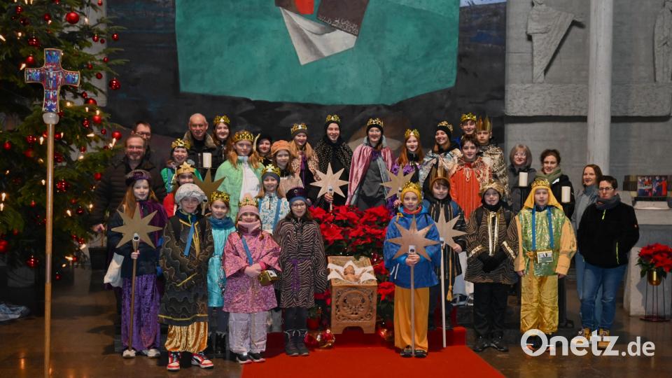 Pfarrer Thomas Stohldreier segnet bei der Aussendung die 25 Sternsinger, die am Freitag den Pirkern den Segen fürs neue Jahr überbrachten. Bild: kki