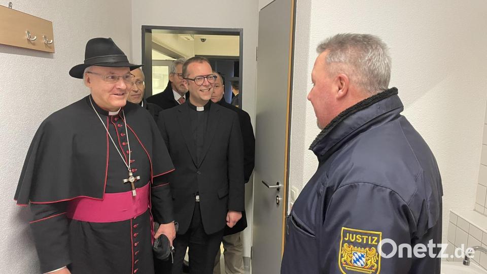 Bischof Rudolf Voderholzer durfte bei seinem Besuch in der Justizvollzugsanstalt Amberg auch die Zellen besichtigen. Bild: brü