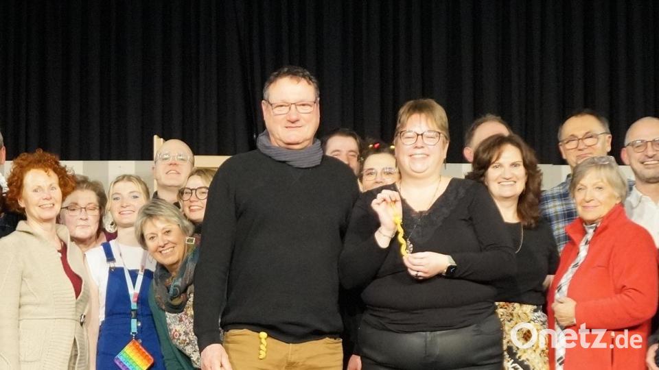 Der Autor des Stücks &quot;Bringt mich zum Altar&quot;, Joachim Goedelmann war mit der Theatergruppe Holzwurm aus Weinheim (Baden-Württemberg) zu Gast und erhielt von Regisseurin Veronika Biegerl ein Eisenbarth-Elixier. Bild: wel
