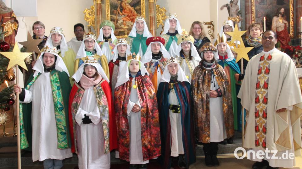 Pfarrer John Subash Vincent (rechts) sagt den Sternsingern &quot;Vergelt&#039;s Gott&quot;. Bild: pi