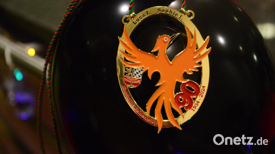 Der Faschingsorden zeigt, bedeutungsschwer, einen Phönix. Bild: Kunz