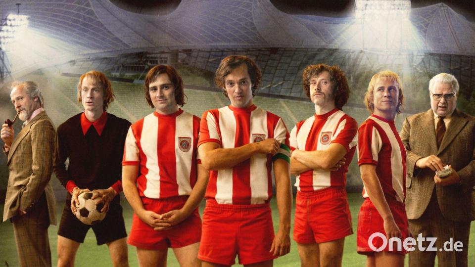 V.l.: Robert Schwan (Maximilian Brückner), Sepp Maier (Paul Wellenhof), Gerd Müller (Markus Krojer), Franz Beckenbauer (Moritz Lehmann), Paul Breitner (Jan-David Bürger), Uli Hoeneß (Max Hubacher), Wilhelm Neudecker (Michael A. Grimm) Bild: RTL / Benno Kraehahn