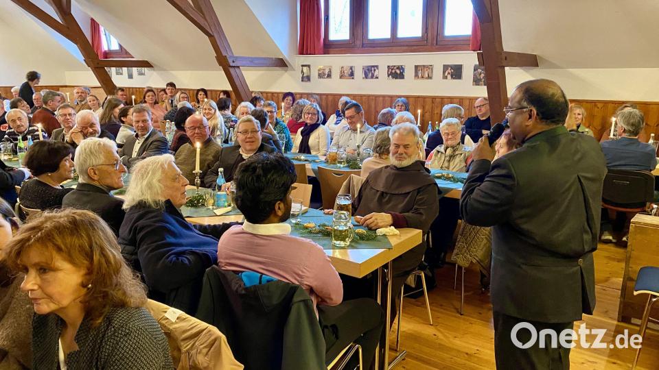 Im Pfarrheim gab es ein Mittagessen für die Ehrenamtlichen. Bild: gri