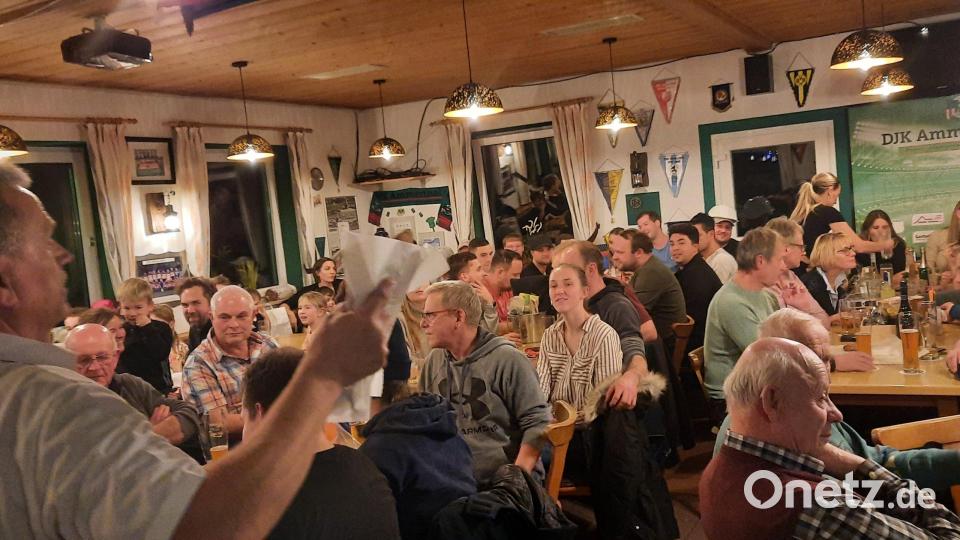 Robert Weiß ersteigert mit Engagement Würste mit Spitzel zu Höchstpreisen. Bild: oe