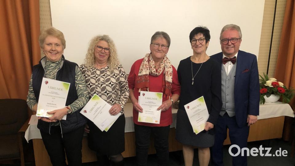 Bürgermeister Toni Dutz (rechts) zeichnete beim Neujahrsempfang der Marktgemeinde Wiesau die Siegerinnen des Blumenschmuck-Wettbewerbs aus, (von links) Monika Konrad, Conny Mois, Gabi Eichenseher und Monika Meißner. Bild: wro