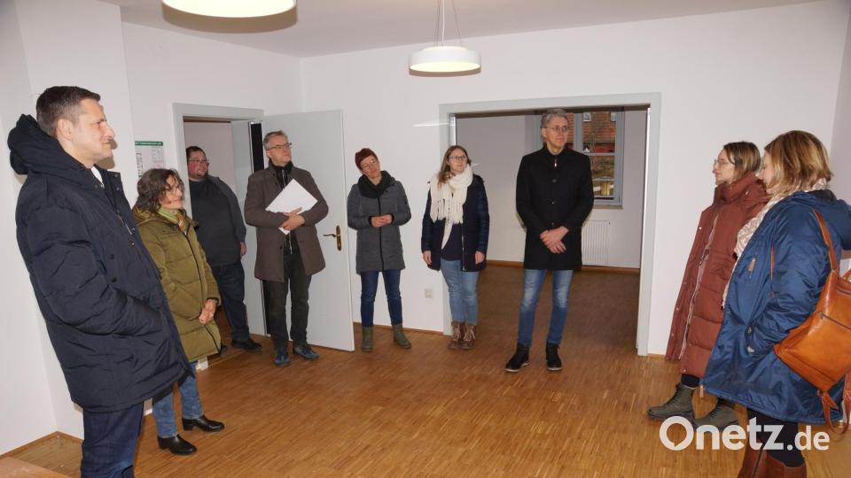 Beim Ortstermin: (von links) Bürgermeister Roman Berr, seine Stellvertreterin Lydia Zahner, Gemeinderat Benjamin Rischkau, Kinderhausleiterin Kerstin Renner, Pfarrer Markus Vedder, Martina Wirbel und Andreas Pesel vom Kirchenvorstand, Architektin Sabrina Kratzer und die Vertreterin des Jugendamtes Amberg-Sulzbach, Olga Keil. Bild: sre