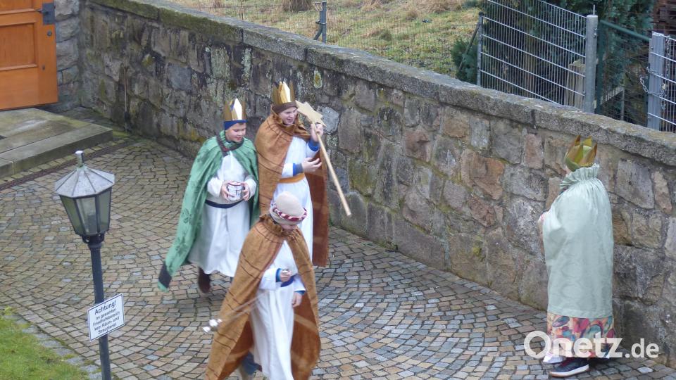 Die Woppenriether Gruppe verlässt nach der Segnung das Gotteshaus in Döllnitz, um loszuziehen. Bild: sl