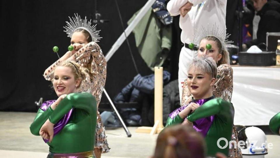 Die Prinzengarde führt einen Showtanz auf. Bild: Sarah Zimmermann/exb