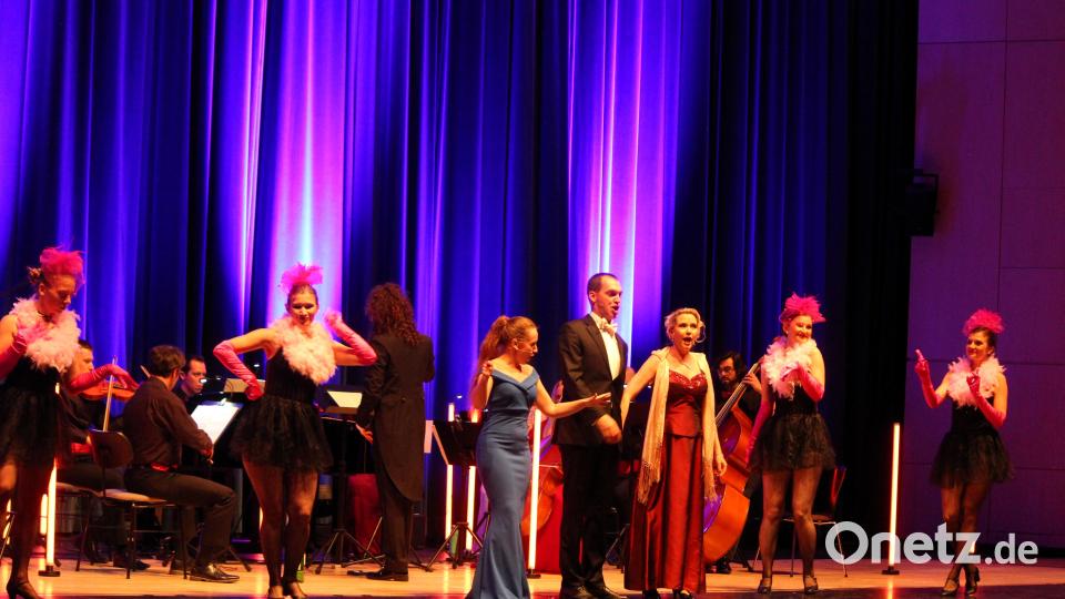 Die Johann-Strauss-Revue in der Max-Reger-Halle begeisterte gesanglich, tänzerisch und orchestral. Bild: stg