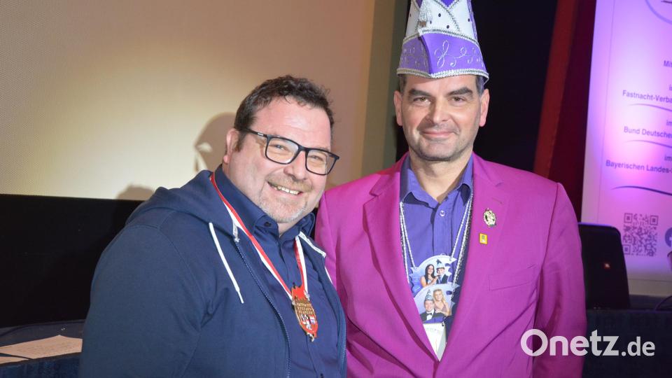 Helmut Weiß (links) erhielt als besonderer Förderer des Gaudiwurm-Vereins das Ehrenzeichen des Fastnachtsverbandes Franken. Darüber freute sich auch Vorsitzender Michael Zintl. Bild: jr