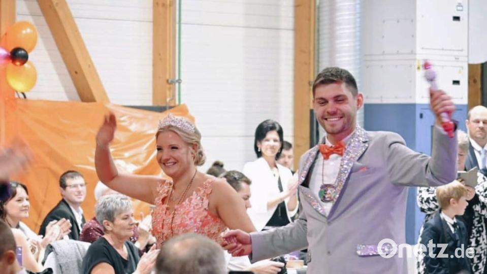 Das aktuelle Prinzenpaar der Faschingsgesellschaft Stulln, Prinzessin Anna-Lena I. und Prinz Jonas I., geben bei der Jubiläumsfeier einen Walzer zum Besten. Bild: Murat Kirav/exb