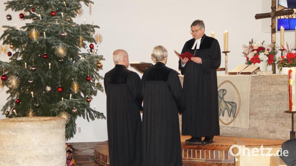Dekan Karlherrmann Schötz entpflichtet das Pfarrerehepaar Ruth und Norbert Schlinke und segnet sie. Bild: wel
