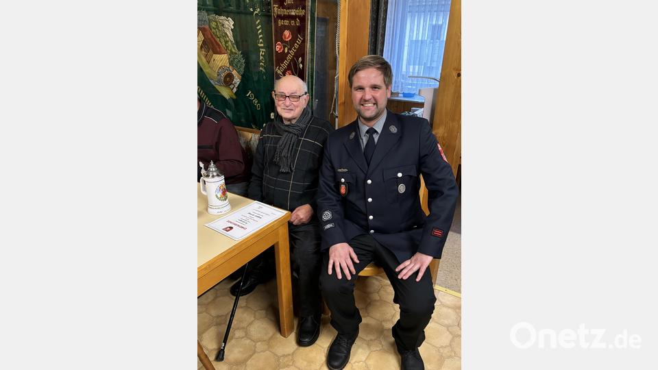 Eine Premiere, die stolz macht, feierte die Feuerwehr Altenhammer bei der Ehrung ihrer langjährigen Mitglieder im Verein: Sie gratulierten August Striegl (links) für 75 Jahre Mitgliedschaft bei den Floriansjüngern. Ein Novum in der Geschichte der Altenhammerer Feuerwehr. Bild: cro