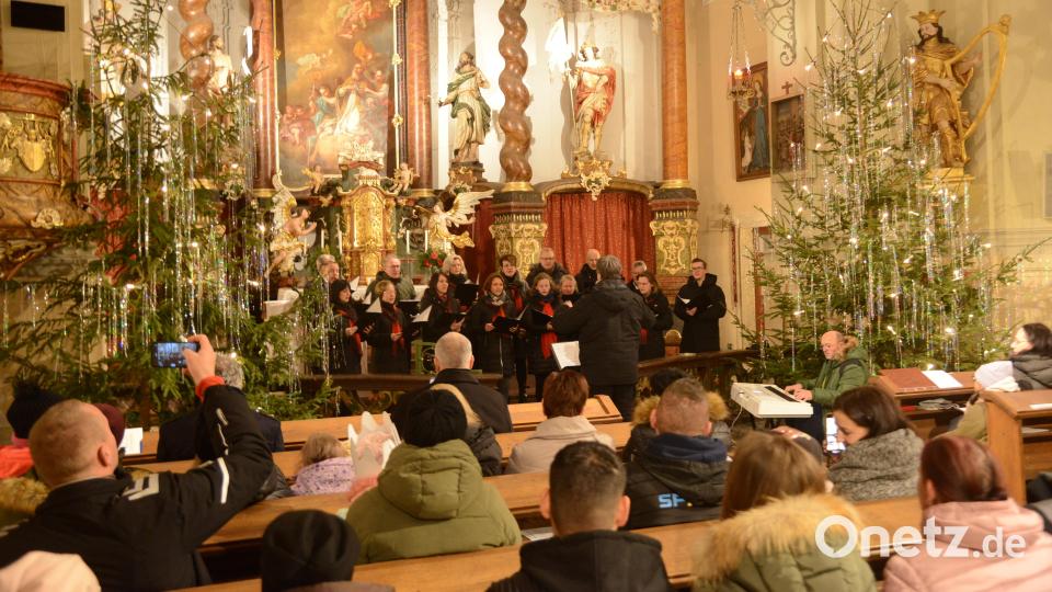 Beim Weihnachtskonzert in der St. Nikolauskirche Bor begeistert auch der Kirchenchor Pleystein die Besucher. Bild: bey