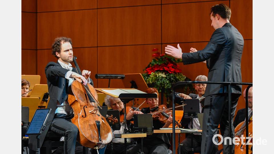 Dirigent Case Scaglione und Cellist Jonas Palm. Bild: Petra Hartl