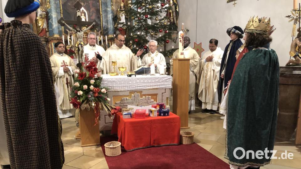 Zusammen mit Mitbrüdern und den Schlichter Sternsingern als Ministranten zelebriert Pater Jimmy Joseph den Dankgottesdienst zu seinem Priesterjubiläum. Bild: ct