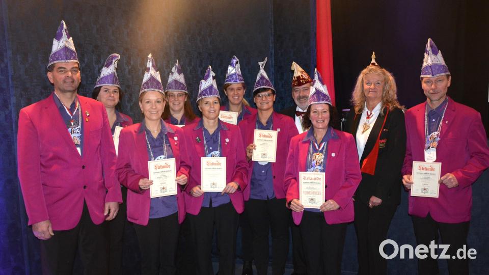 Hohe Auszeichnungen gab es vom Fastnachtsverband Franken für mehrere Gaudiwurm-Mitglieder. Im Bild (von links) Vorsitzender Michael Zintl, Nicole Weiß, Ulrike Schmidt, Silke Psarski, Andrea Neumüller, Natalie Wölfl, Manuela Lang, Günther Fennerl, Nicole Zeitler, Birgit Dmitrow und Alexander Thoma. Bild: jr