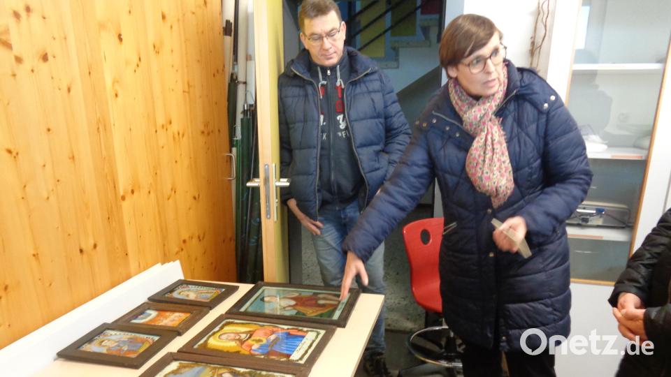 Simone Bretz zeigt und erläutert entstandene Schäden. Bild: amö