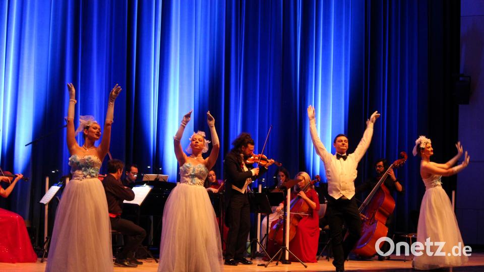 Die Johann-Strauss-Revue in der Max-Reger-Halle begeisterte gesanglich, tänzerisch und orchestral. Bild: stg