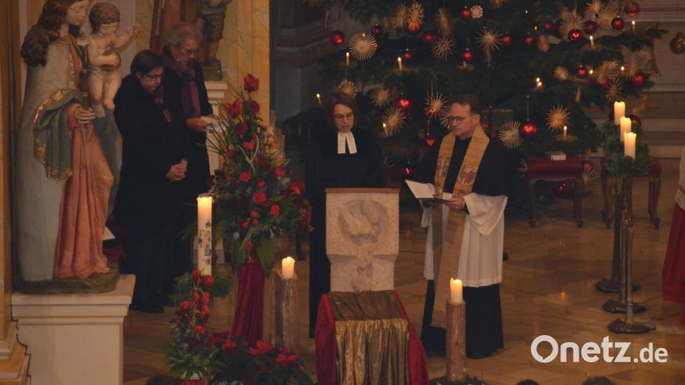Dekan Alexander Hösl und Stadtpfarrerin Carmen Riebl unternehmen im ökumenischen Jubiläumsgottesdienst mit den Anwesenden einen geistigen Rundflug über die Stadt. Diese Idee begeistert die Besucher. Bild: dob