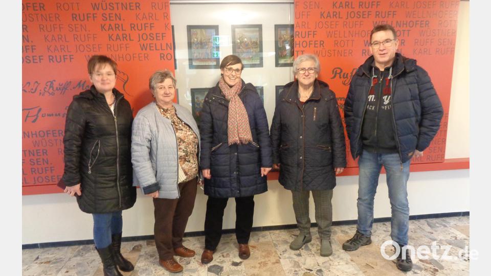 Simone Bretz (Mitte) nach der Besichtigung der Originale mit Sonja Meier, Annemarie Mösbauer, Maria Baumer und Johann Drexler vor dem &quot;Irlacher Kreuzweg&quot;. Bild: amö