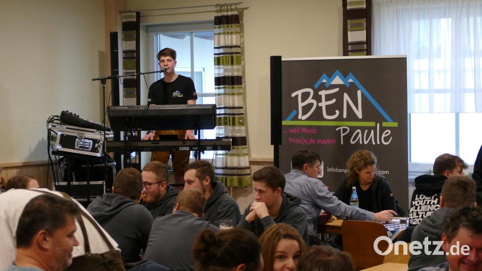 Alleinunterhalter Ben Paule aus Königstein spielte zünftig beim Böllerfrühschoppen auf. Bild: Sportschützen Kastl/exb