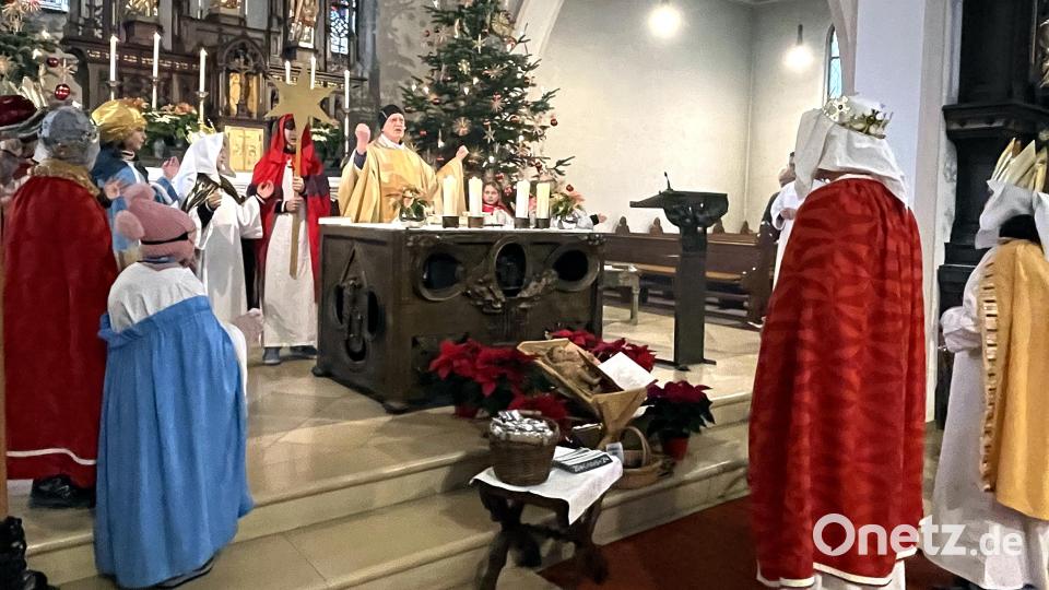 Beim Gottesdienst am Dreikönigstag kommen die Sternsinger zusammen. Auch in den Straßen von Rothenstadt und Ullersricht waren sie unterwegs. Bild: R. Kreuzer