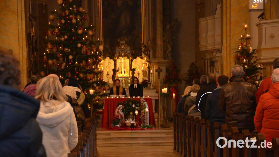 Dekan Alexander Hösl und Stadtpfarrerin Carmen Riebl unternehmen im ökumenischen Jubiläumsgottesdienst mit den Anwesenden einen geistigen Rundflug über die Stadt. Diese Idee begeistert die Besucher. Am Ende wird der Segen für das Jubiläumsjahr erteilt. Bild: dob
