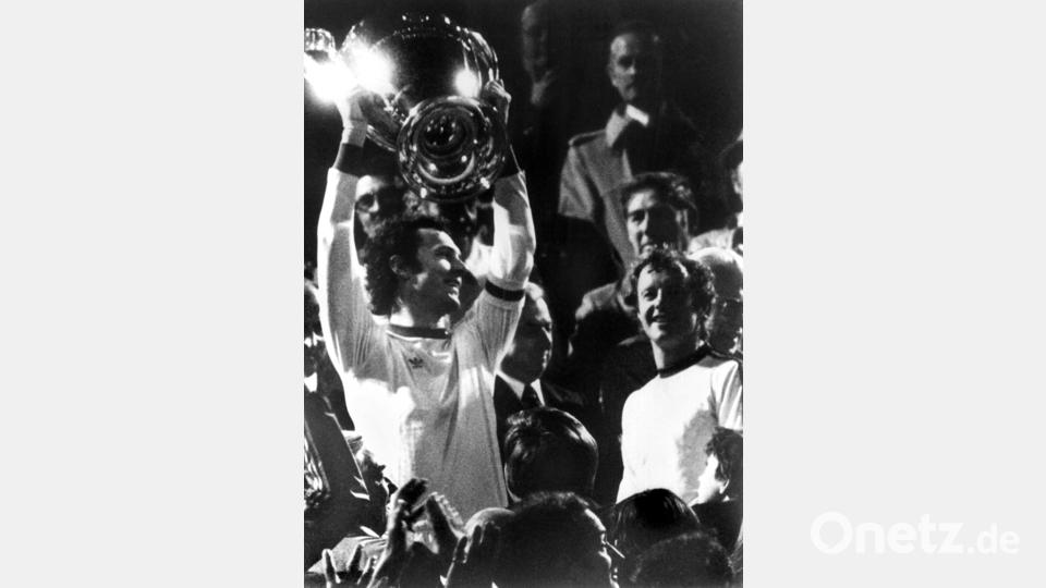 Franz Beckenbauer mit dem Europa-Pokal der Landesmeister am 12.05.1976. Der FC Bayern München erkämpfte in Glasgow durch einen 1:0-Sieg im Endspiel über den französischen Klub AS St. Etienne die begehrte Trophäe zum dritten Mal in Folge. Bild: dpa