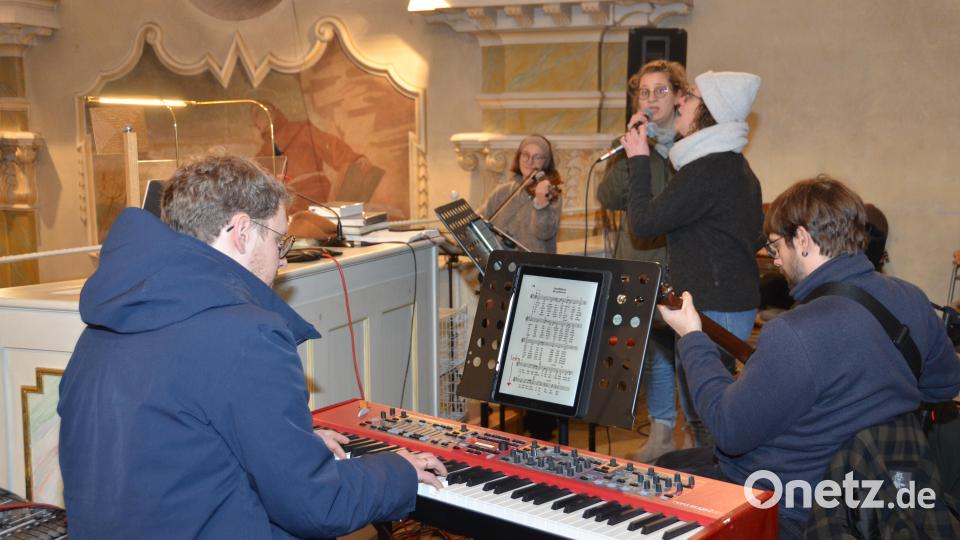 Die Musikgruppe &quot;Casamento&quot; mit Michael Ertl (Orgel/Keyboard), Dominik Herzner (Gitarre), Johanna Pickert (Violine), Lena Rötzer und Steffi Siegl (Gesang) begleitet den Jubiläumsgottesdienst. Bild: dob