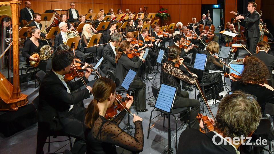 Molto Bello. Das Neujahrskonzert der Stadt Amberg stand unter dem Motto &quot;Viva Italia!&quot;. Das Württembergisches Kammerorchester Heilbronn zog dabei im ACC alle Register seines Könnens. Bild: Petra Hartl