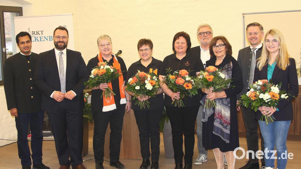 Höhepunkt des Neujahrsempfangs in der Marktgemeinde Falkenberg waren die Ehrungen durch Bürgermeister Matthias Grundler (Zweiter von links). Es gratulierten Pfarrvikar Pater James (links) und Landtagsabgeordneter Tobias Reiß (Zweiter von rechts). Bild: wro