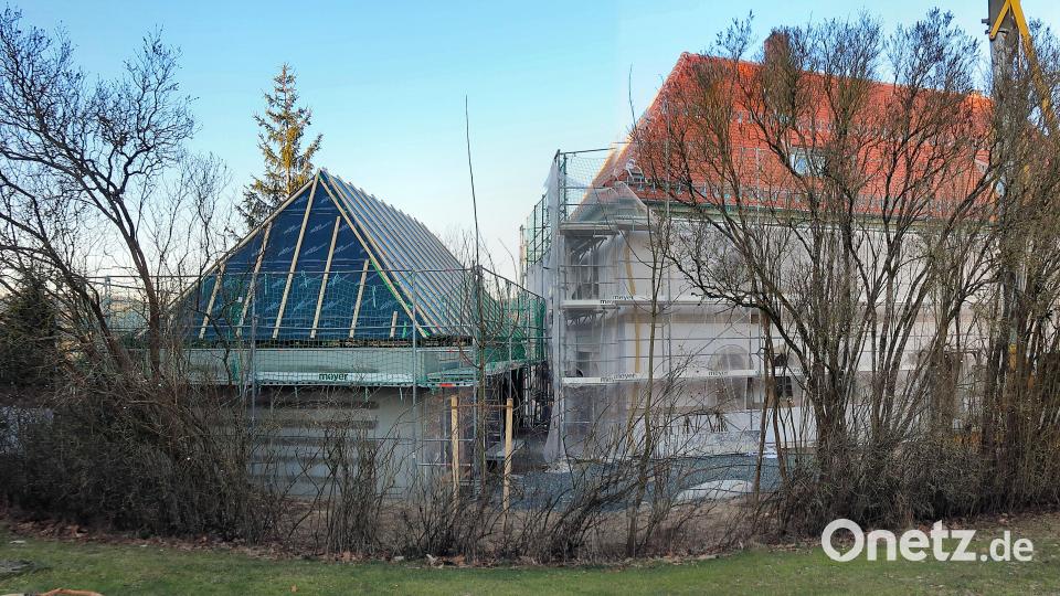 Weit fortgeschritten ist die Sanierung des ehemaligen Lehrerwohnhauses, informierte der Bürgermeister beim Neujahrsempfang. Das künftige neue Rathaus der Gemeinde Friedenfels (Gebäude in der Mitte) soll im Herbst 2024 bezogen werden. Links im Bild der angebaute neue Sitzungs- und Veranstaltungssaal. Bild: bsc